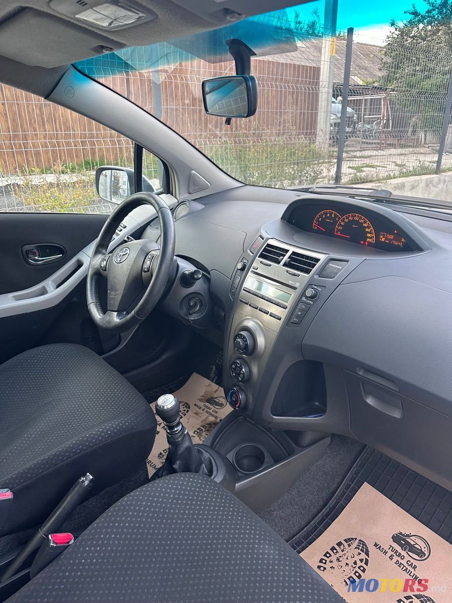 2011' Toyota Yaris photo #6