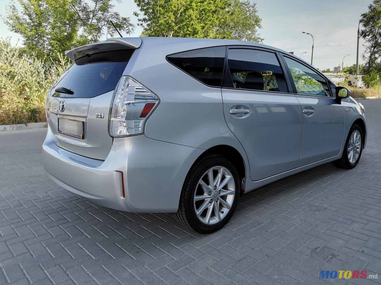 2012' Toyota Prius v photo #3