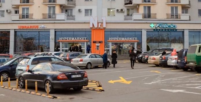 I-au cerut 240 lei pentru o noapte de parcare la Hypermarket Nr 1 în Chișinău!