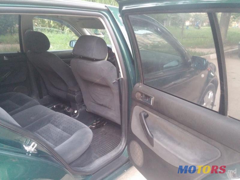 2001' Volkswagen Golf photo #5