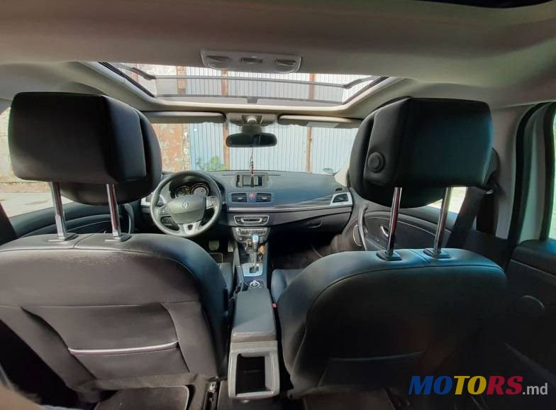 2011' Renault Megane photo #2