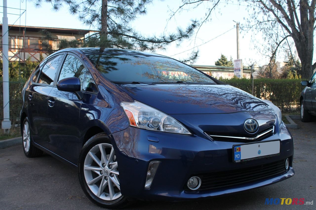 2011' Toyota Prius v photo #1