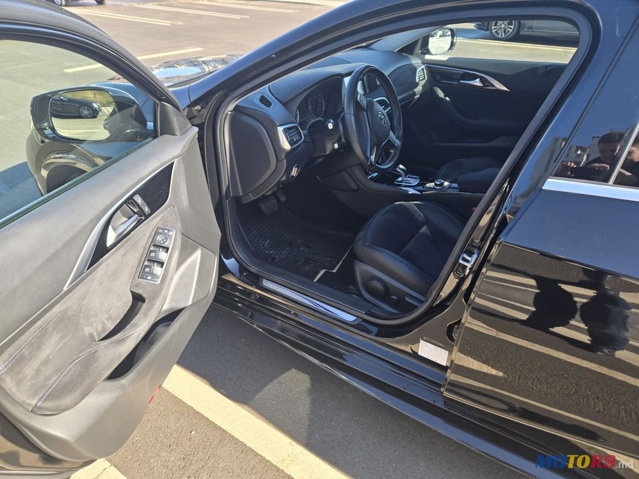 2016' Infiniti Q30 photo #3