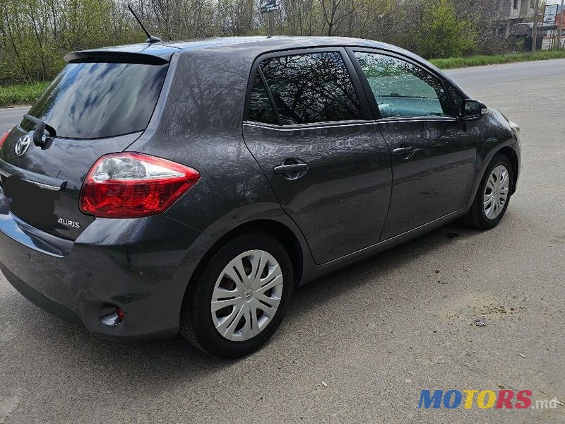 2010' Toyota Auris photo #2