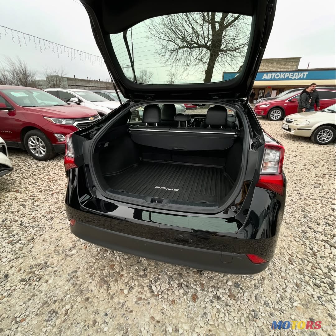 2019' Toyota Prius AWDE XLE photo #4