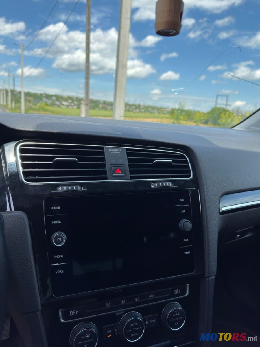 2015' Volkswagen Golf photo #6