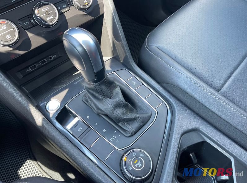 2020' Volkswagen Tiguan photo #5