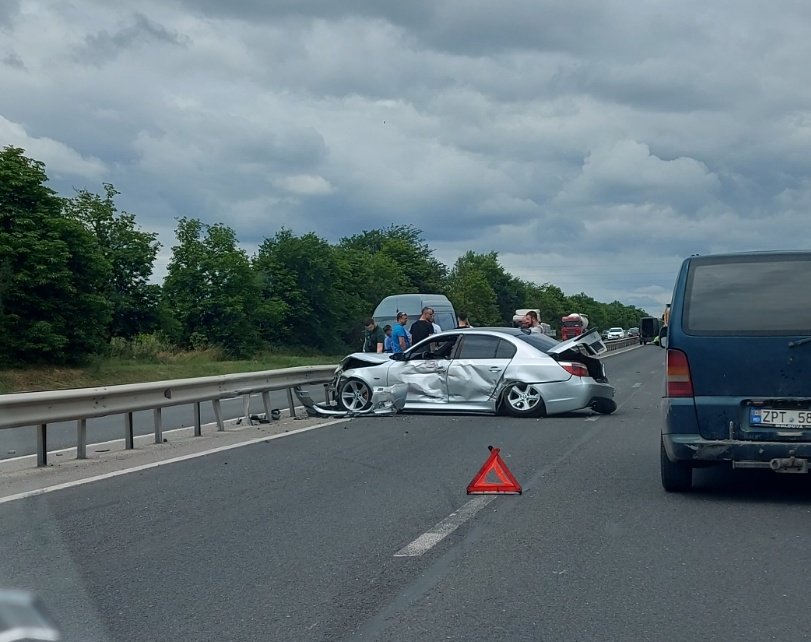 Un şofer a făcut accident lângă Stăuceni şi şi-a scos plăcuţele degeaba