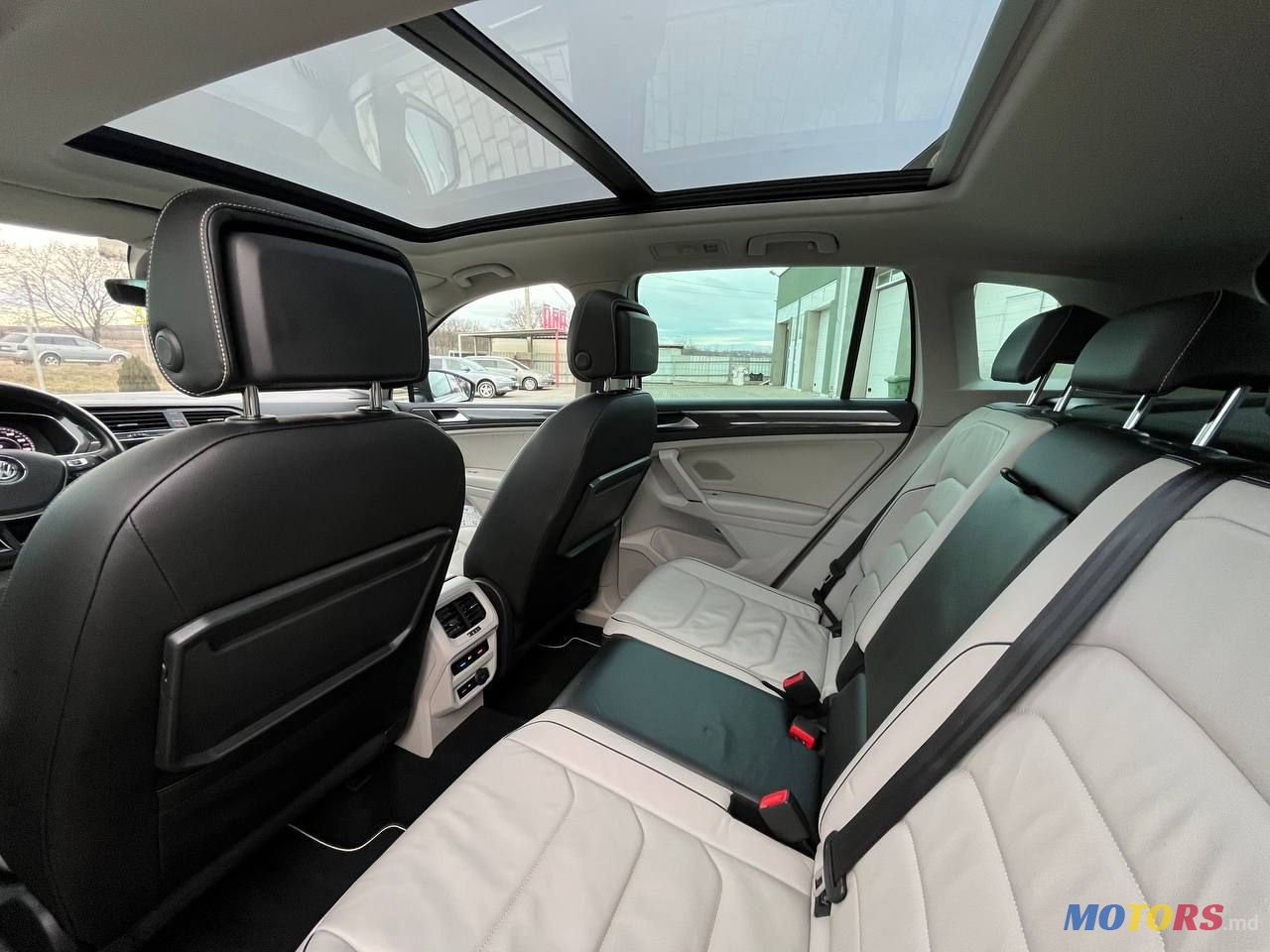 2017' Volkswagen Tiguan photo #3