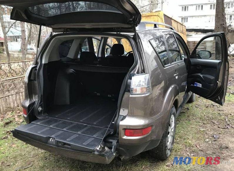 2011' Mitsubishi Outlander photo #2