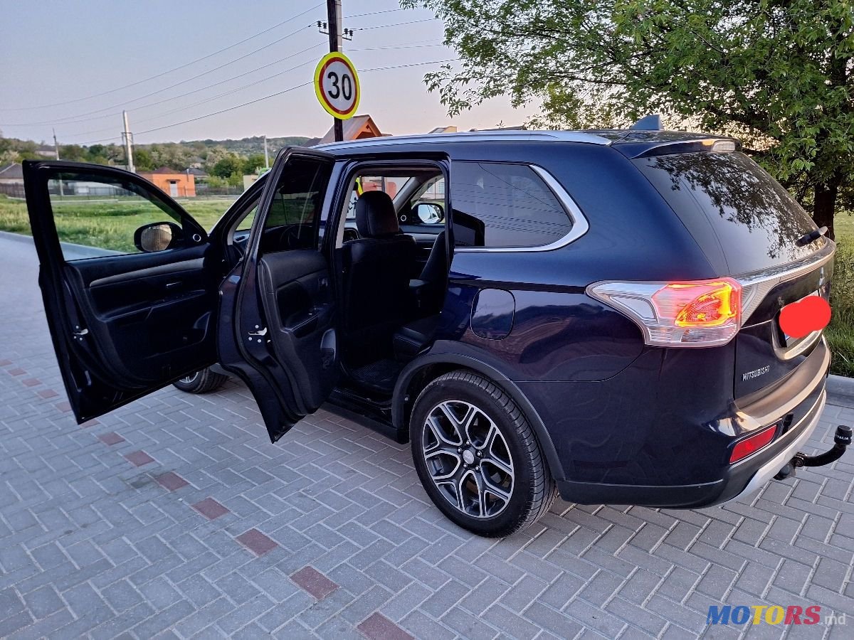 2014' Mitsubishi Outlander photo #5