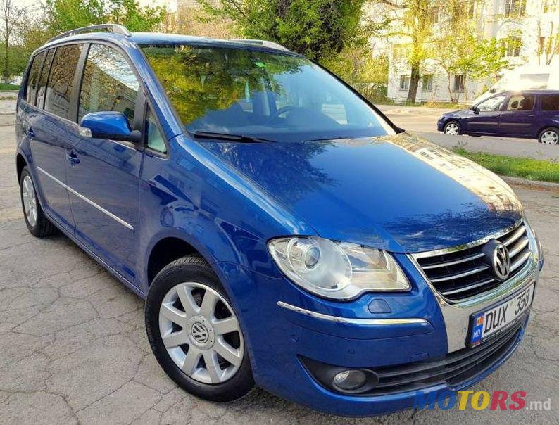 2008' Volkswagen Touran photo #1