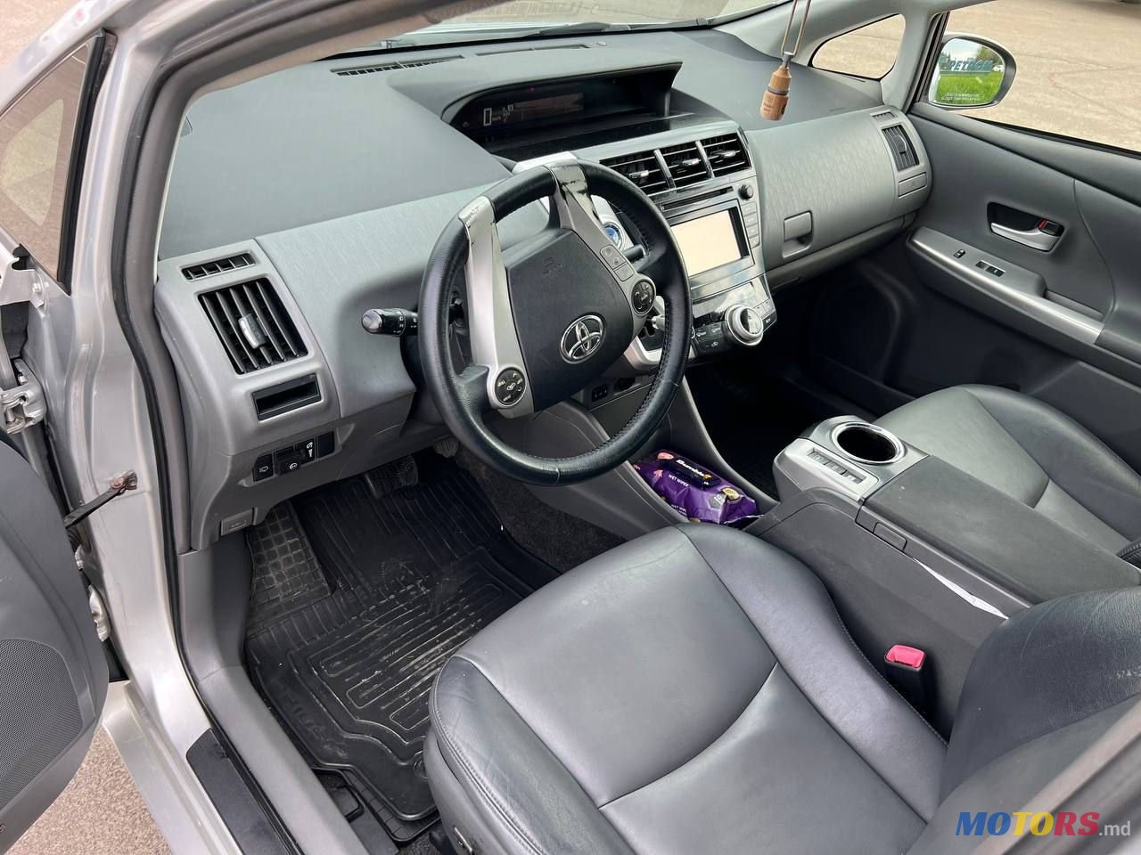 2013' Toyota Prius v photo #5