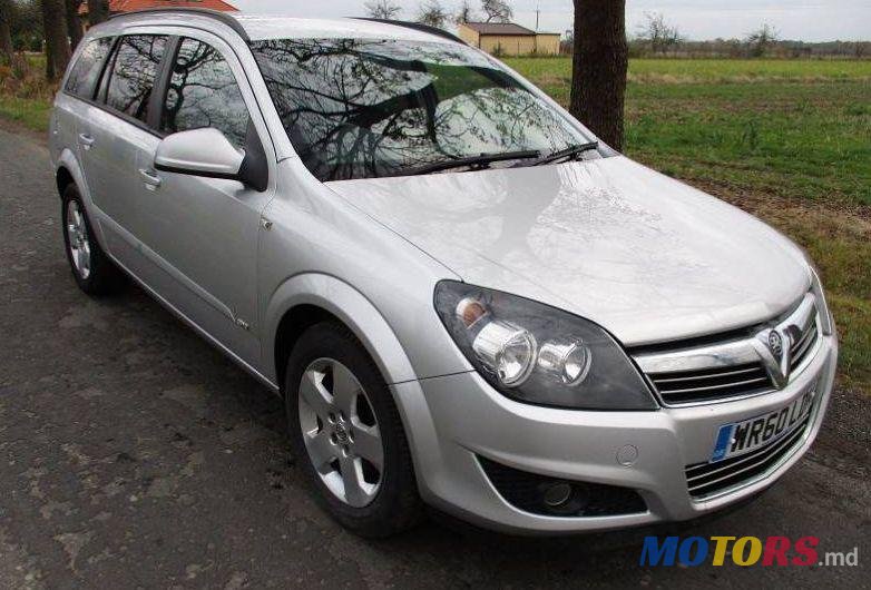 2010' Opel Astra photo #1