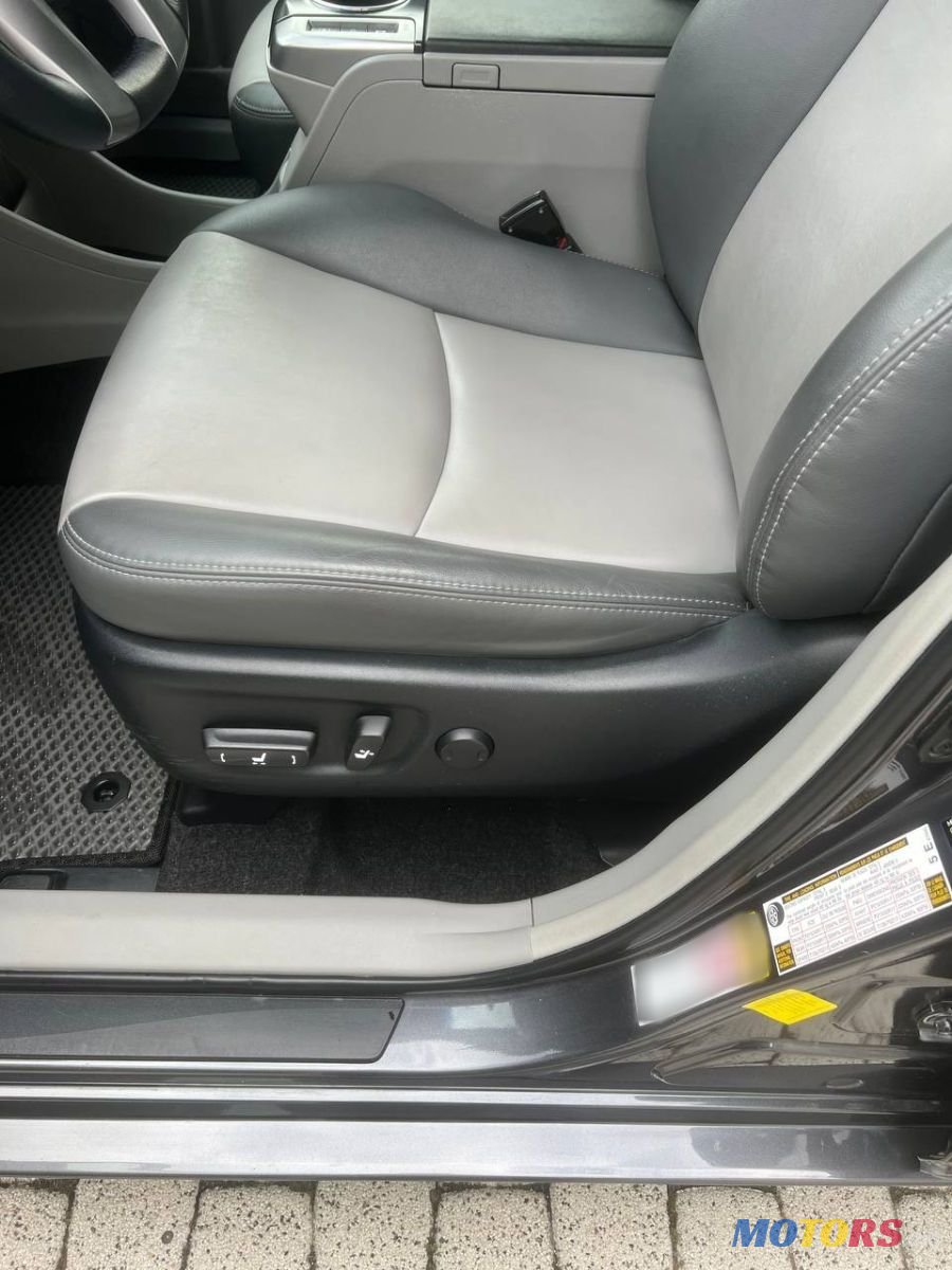 2017' Toyota Prius v photo #6