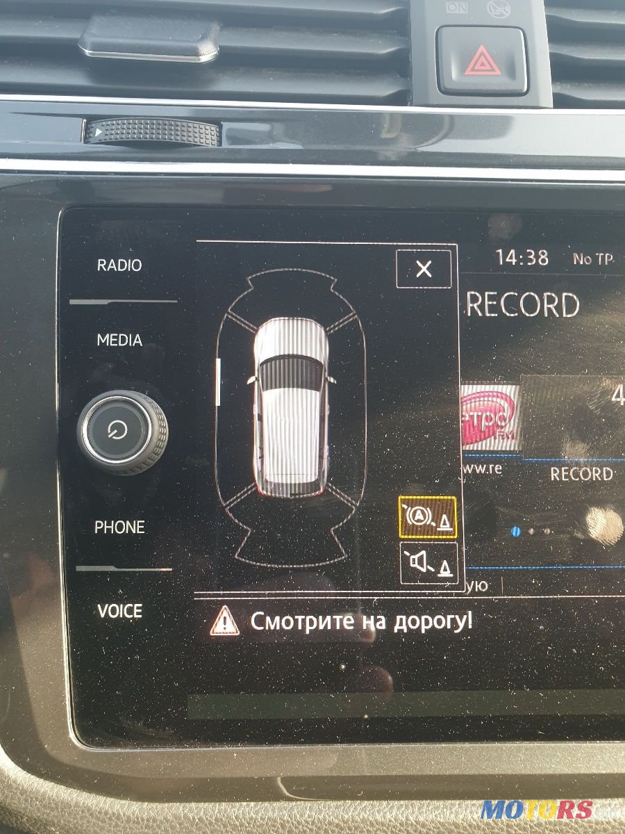 2020' Volkswagen Tiguan photo #5