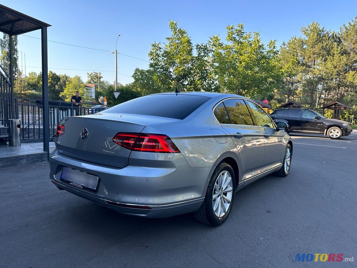 2017' Volkswagen Passat photo #2