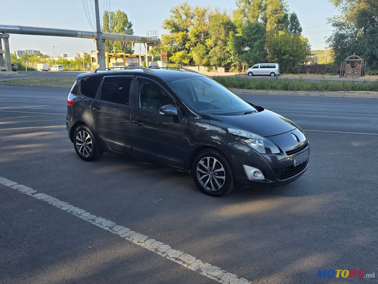 2009' Renault Grand Scenic photo #2