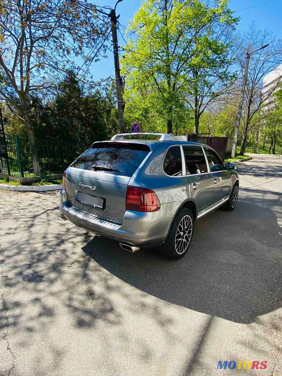 2005' Porsche Cayenne photo #2