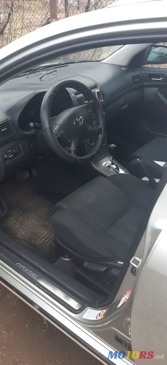 2004' Toyota Avensis photo #2