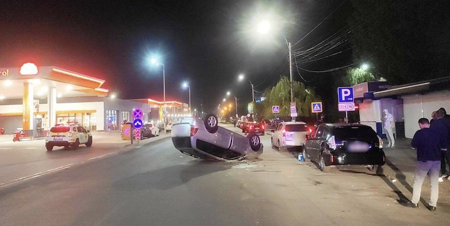 Accident de neînţeles astă-noapte în Chişinău, cu o Toyota răsturnată după ce a lovit o maşină ce staţiona
