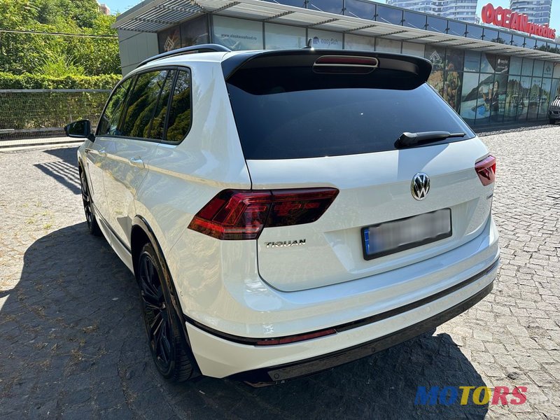 2019' Volkswagen Tiguan photo #4