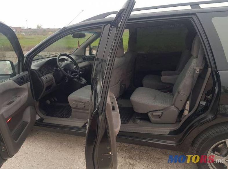 2004' Mitsubishi Space Wagon photo #2