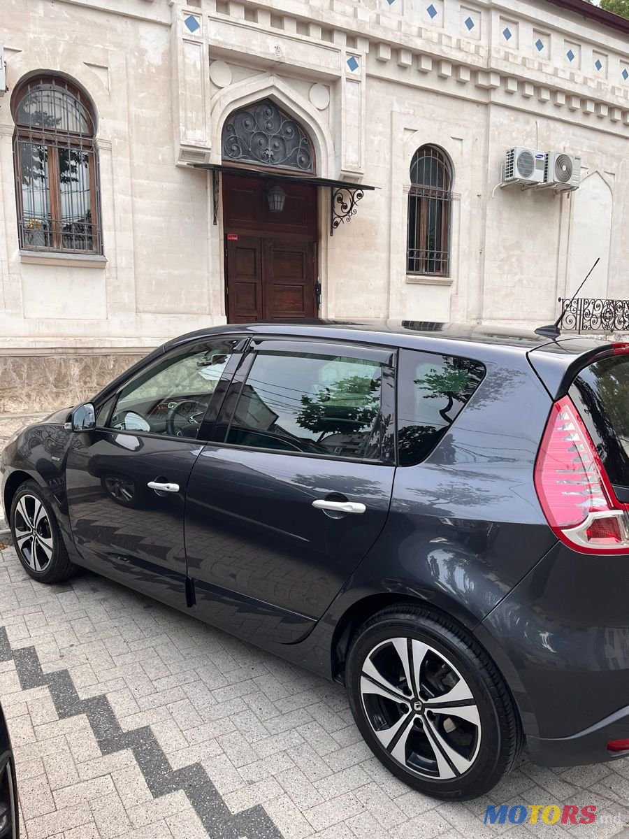 2011' Renault Scenic photo #4