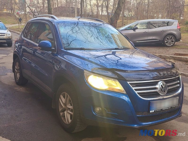 2010' Volkswagen Tiguan photo #2
