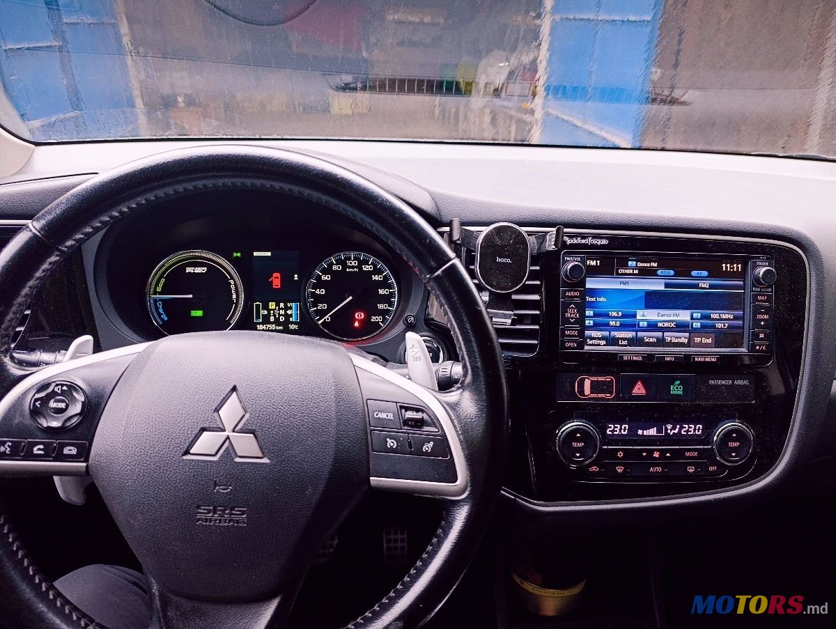 2013' Mitsubishi Outlander photo #2