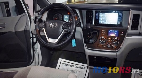 2017' Toyota Sienna photo #4