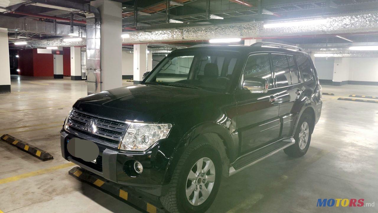 2009' Mitsubishi Pajero photo #2