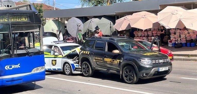 O mașină a Poliției, avariată într-un accident în centrul Chișinăului