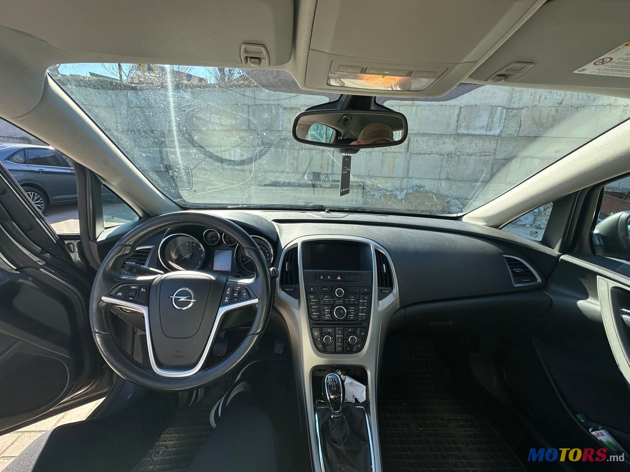 2012' Opel Astra photo #6