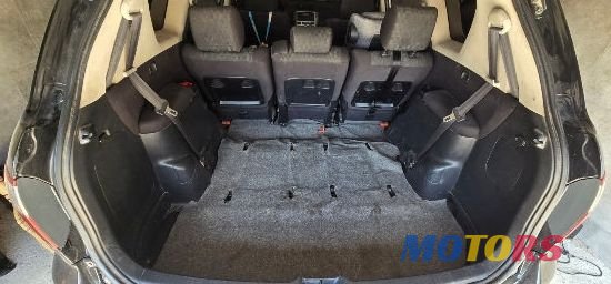 2005' Toyota Avensis Verso photo #2