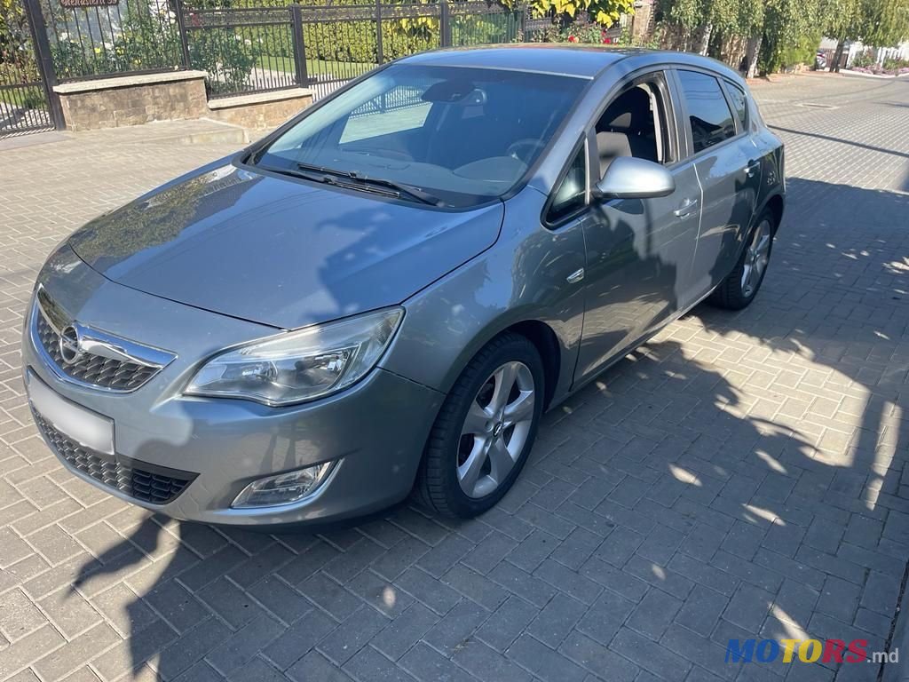 2011' Opel Astra photo #3