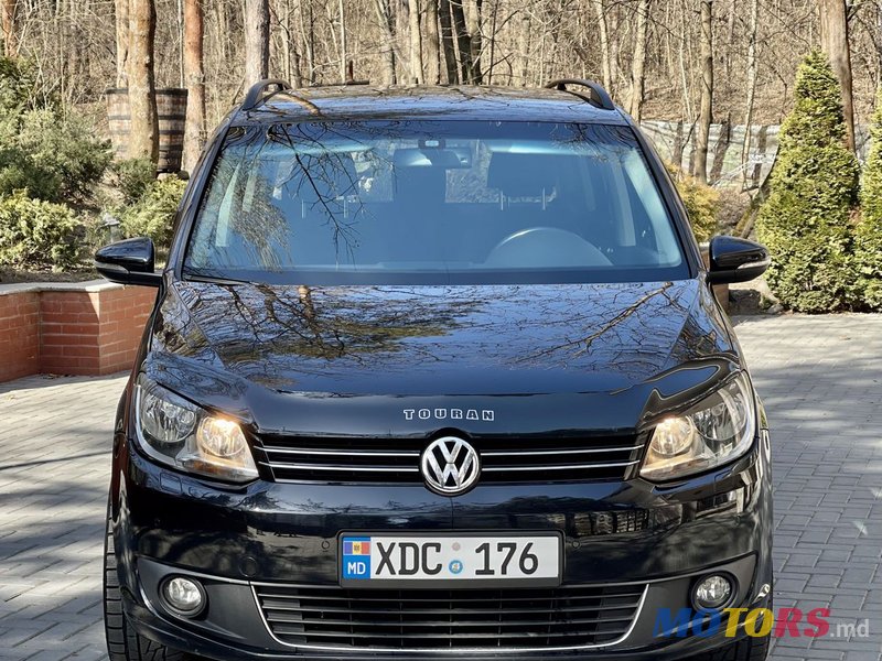 2011' Volkswagen Touran photo #2