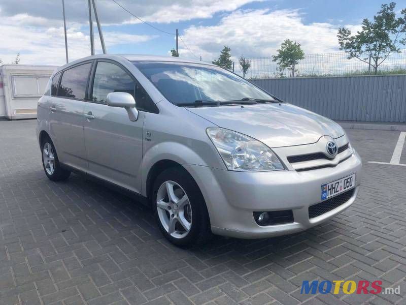 2005' Toyota Corolla Verso photo #1