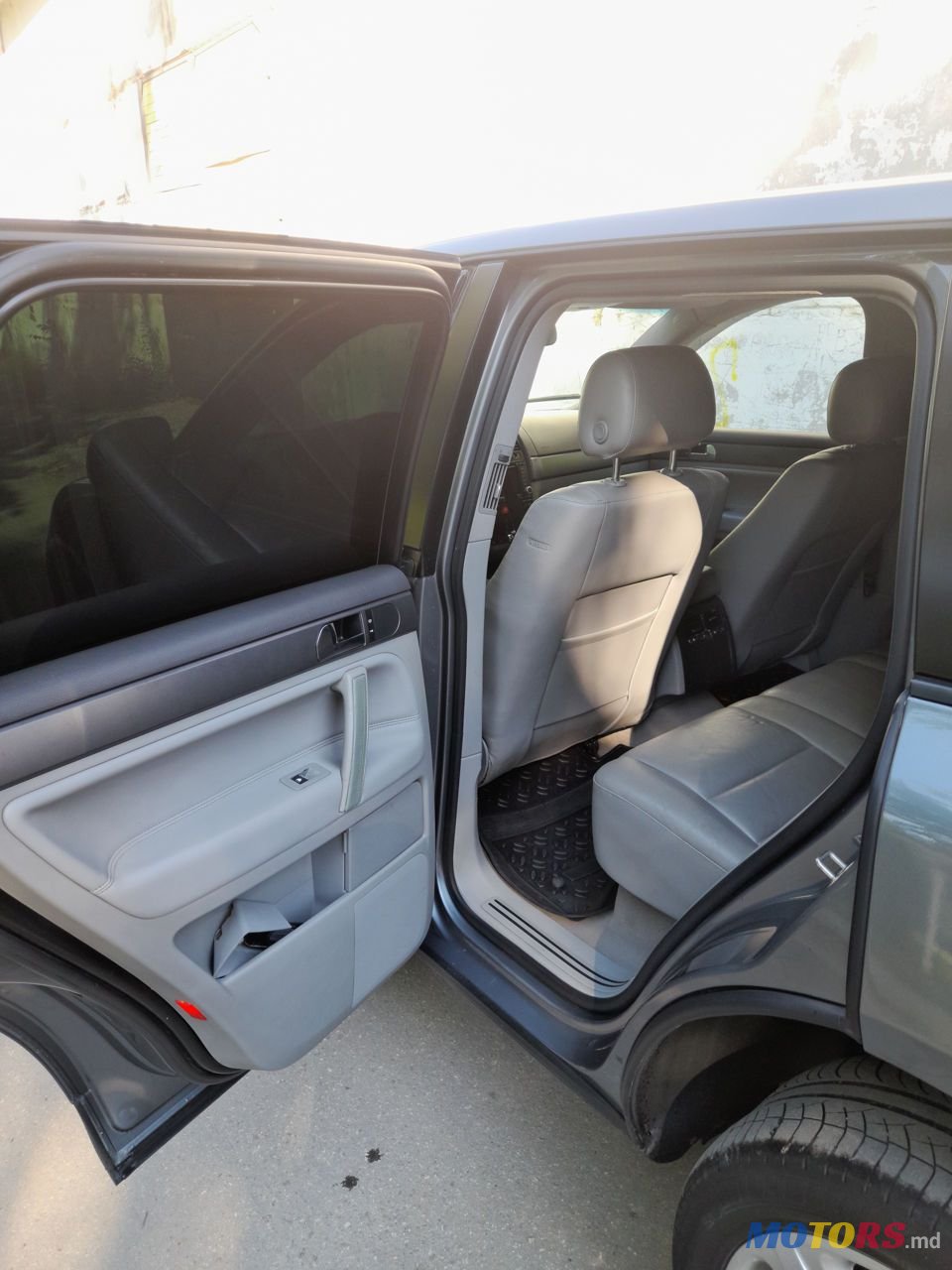 2005' Volkswagen Touareg photo #3