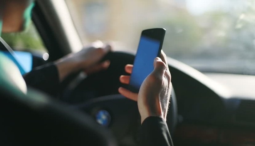 Sancțiuni dure pentru șoferii ce utilizează telefonul în timpul condusului în România