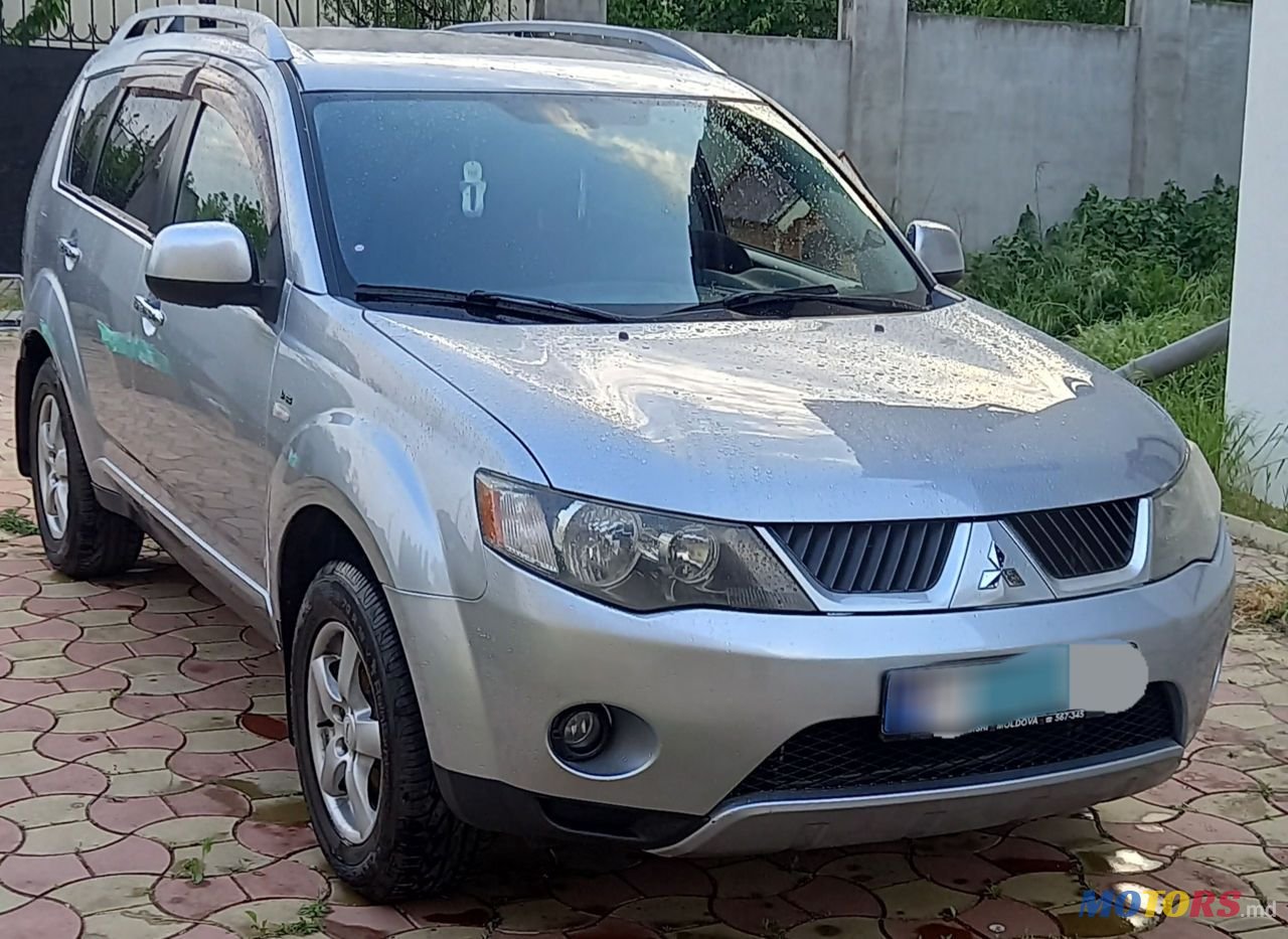 2008' Mitsubishi Outlander photo #2