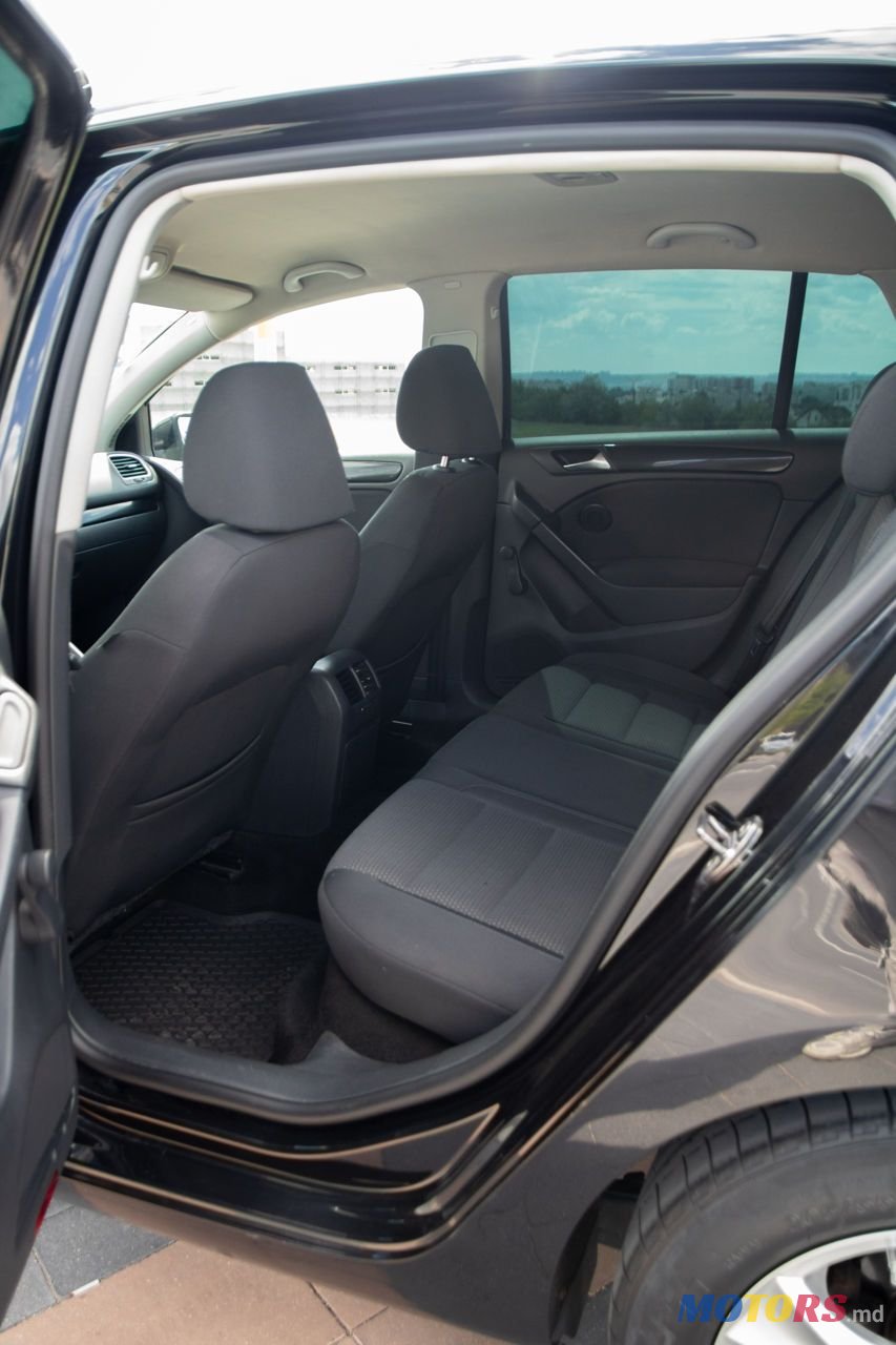 2009' Volkswagen Golf photo #5