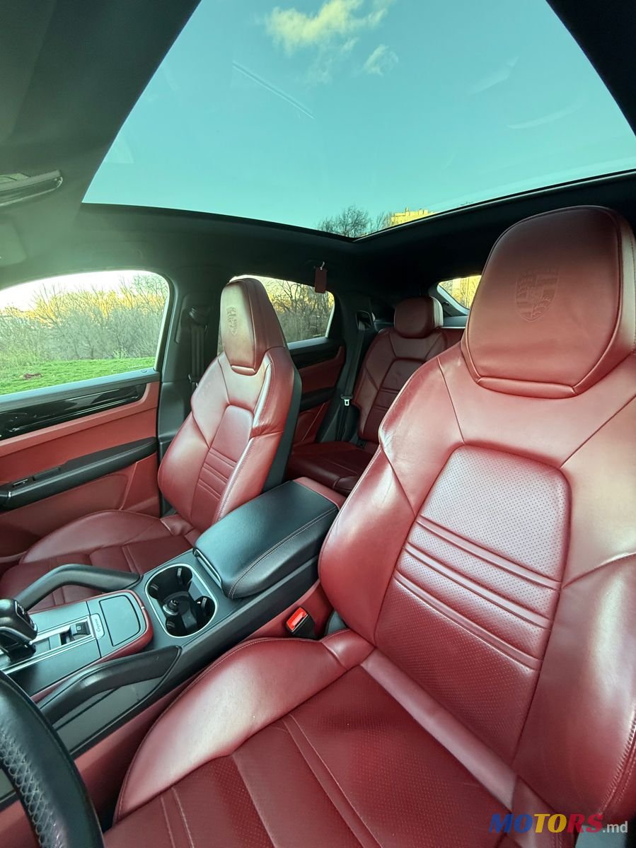 2021' Porsche Cayenne Coupe photo #6