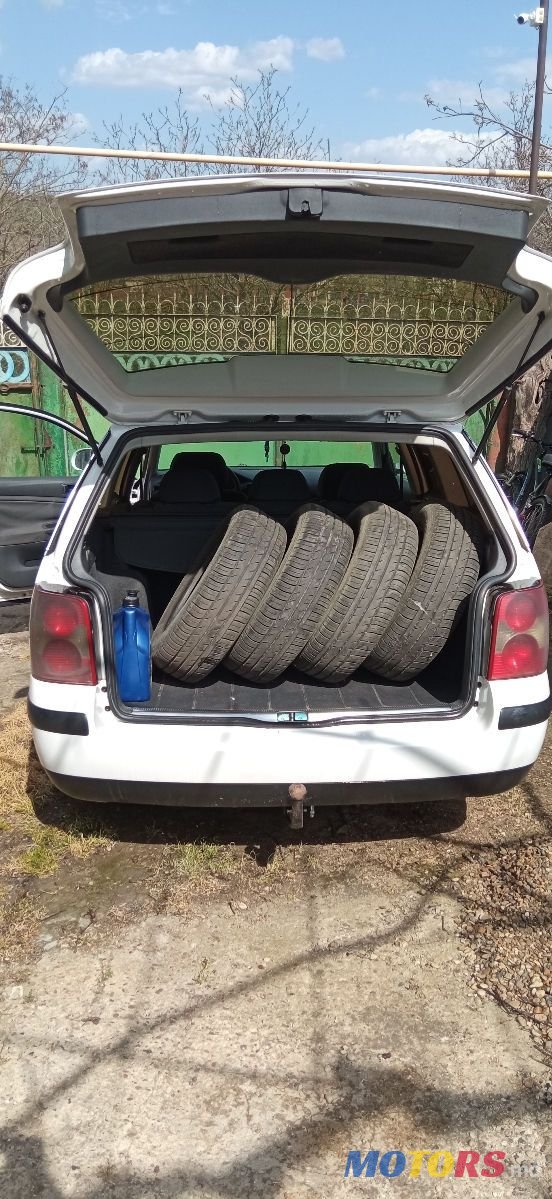 2004' Volkswagen Passat photo #2