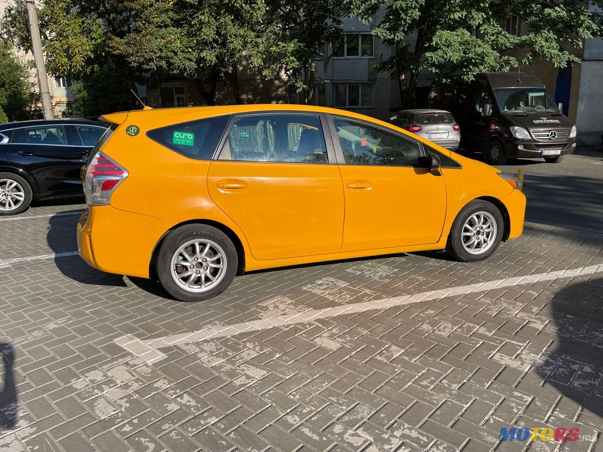 2015' Toyota Prius v photo #5