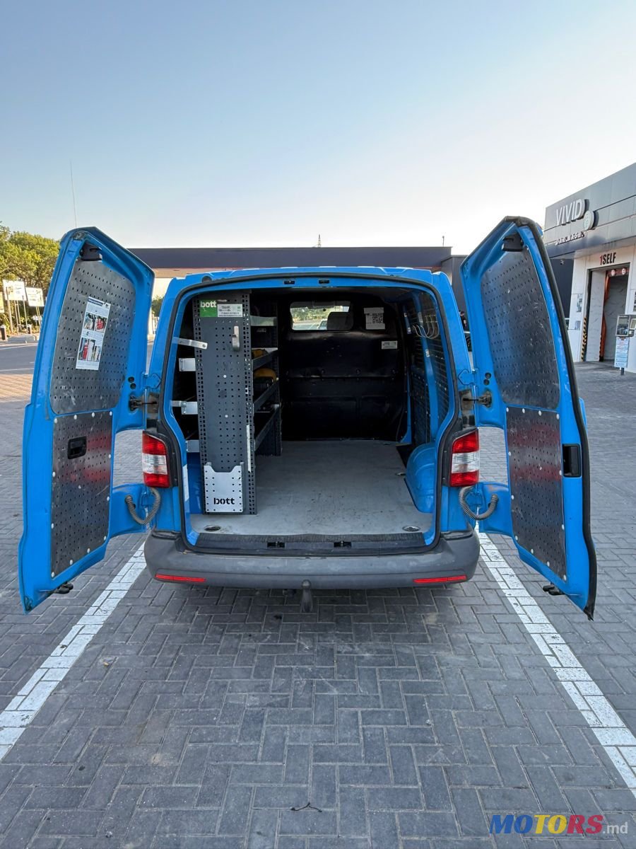 2015' Volkswagen Transporter photo #3