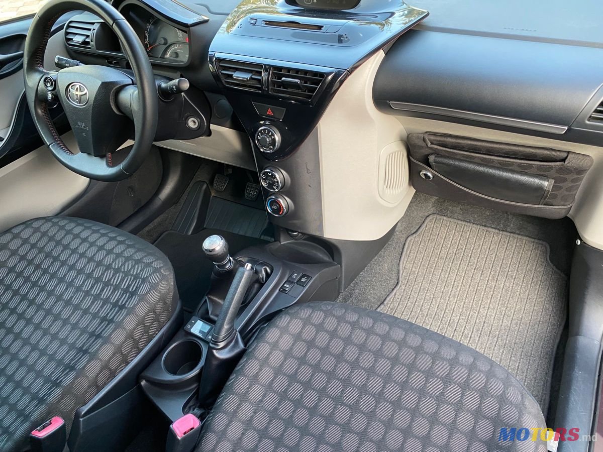 2011' Toyota Yaris photo #6