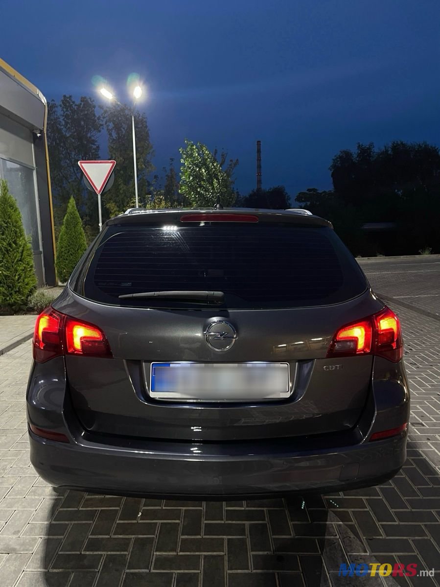 2011' Opel Astra photo #3