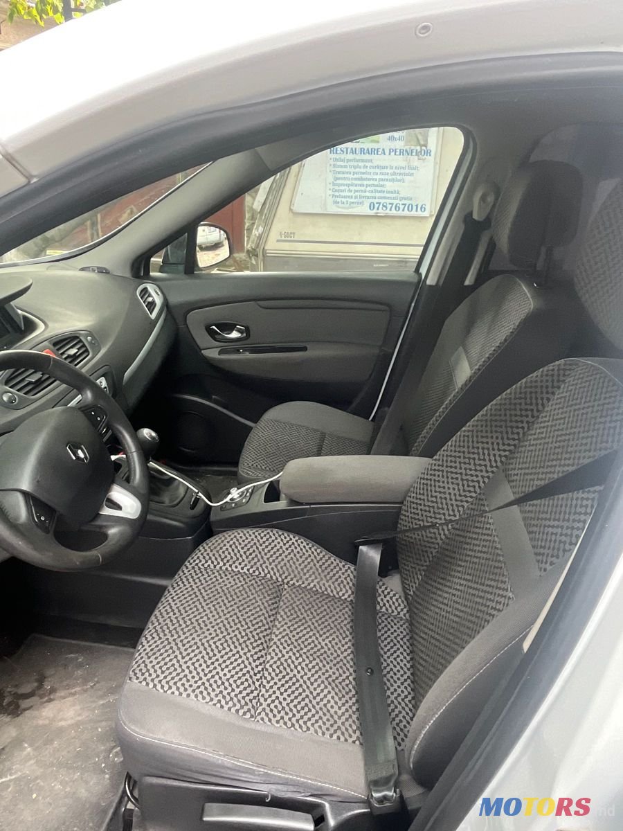 2011' Renault Scenic photo #5