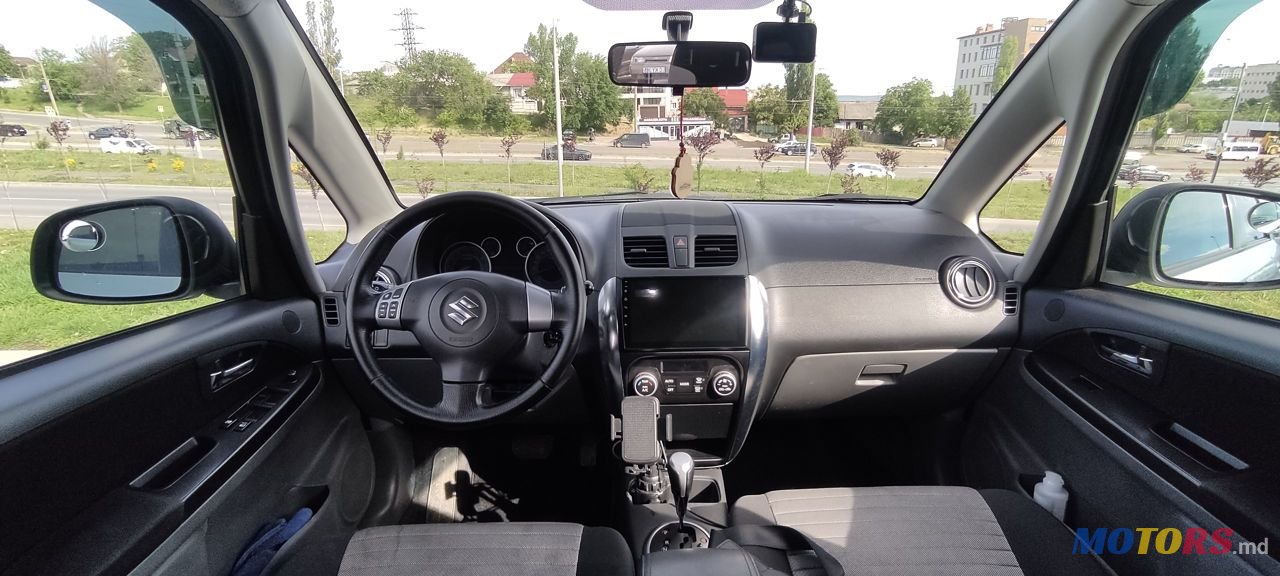 2011' Suzuki SX4 photo #3